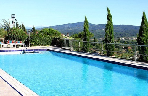 Bobolino Villa | Villa Begonia Grande: A charming two-story apartment that is part of a villa located on top of a small hill, with Free WI-FI.
