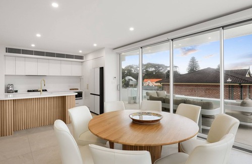Caves Beach House | Villa Bianco- Luxurious six bedroom coastal escape with pool.