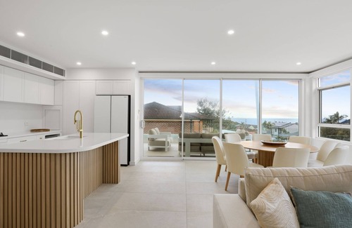 Caves Beach House | Villa Bianco- Luxurious six bedroom coastal escape with pool.