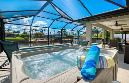 Caloosahatchee Villa | VILLA BOATERS DREAM - 3 BEDS 2 BATHS - 8 GUESTS - GULF ACCESS & POOL/SPA - INCL.10% OFF BOAT RENTAL