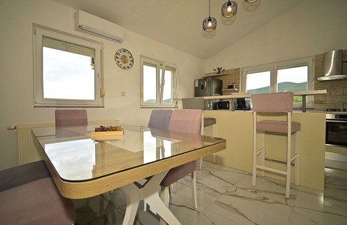 Dicmo Villa | Villa Bravic 4*, nature home with pool near Split