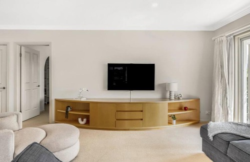 Runaway Bay House | Villa by the Canal - Runaway Bay