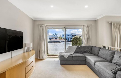 Runaway Bay House | Villa by the Canal - Runaway Bay