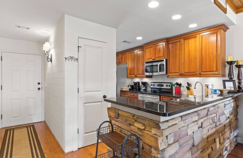 Dadeville Villa | Villa by the Lake, Villa by the Lake- 3BR Condo at The Village on Lake Martin!