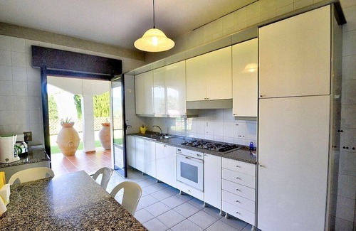 Agropoli House | Villa Calipso A: A pleasant and spacious apartment that covers the entire ground floor of a villa situated on a promontory facing the sea, with Free WI-FI.