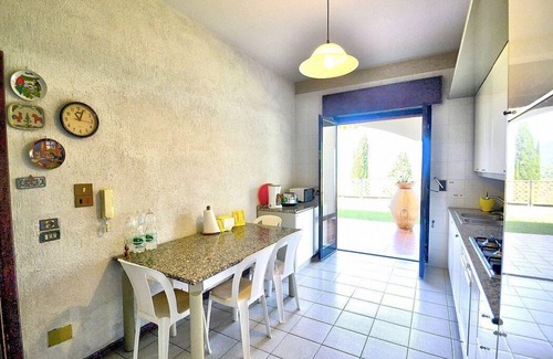 Agropoli House | Villa Calipso A: A pleasant and spacious apartment that covers the entire ground floor of a villa situated on a promontory facing the sea, with Free WI-FI.