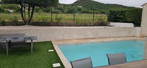 Peret Villa | villa calme au milieu des vignes avec piscine 2 chambres