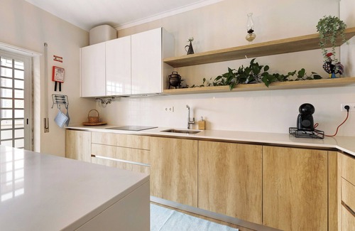 Charneca de Caparica e Sobreda Villa | Villa "Caparica Sun Beach" with Balcony, Private Garden & Wi-Fi