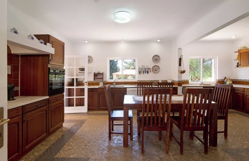 Monte Raposo Villa | Villa 'Casa Alcantarilha' with Pool & Wi-Fi