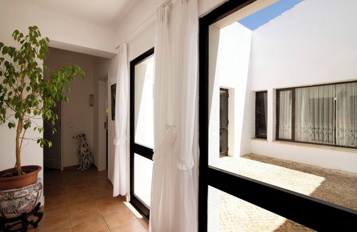 Monte Raposo Villa | Villa 'Casa Alcantarilha' with Pool & Wi-Fi