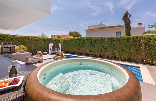 Badia Blava Villa | Villa Casa Kristel Mallorca with pool, whirlpool, sea view, home office