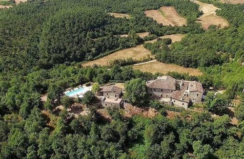 Umbertide House | Villa Cenobio I: A characteristic and welcoming two-story cottage made of stone, with Free WI-FI.