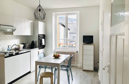 Saint-Nectaire House | "Villa Châteauneuf" Large independent house with garden and private parking