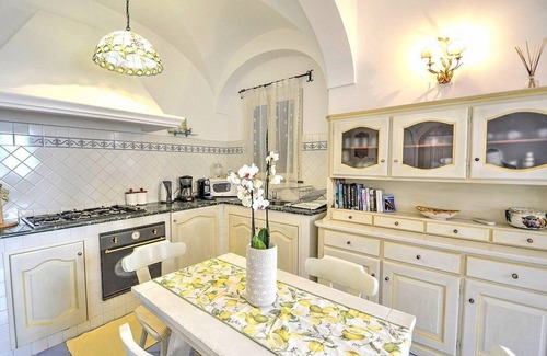 Positano City Centre House | Villa Cipriana: A characteristic one-story independent house overlooking the sea and the main beach of Positano.