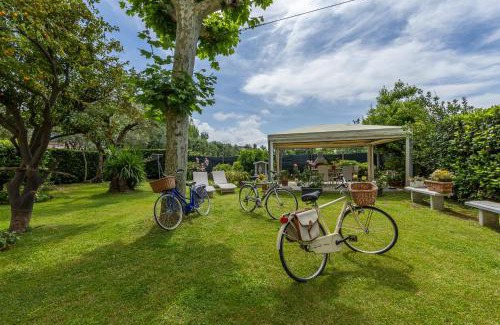 Querceta Villa | Villa Clara - Ampio Giardino 8 posti - Forte dei Marmi
