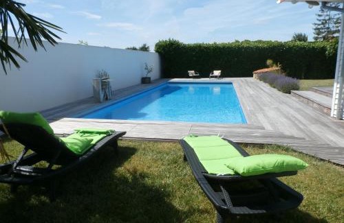Mortagne-sur-Sevre Bed & Breakfast | Villa Coloniale
