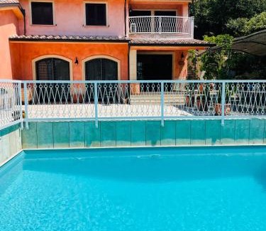 San Feliciano Villa | Villa con piscina sul lago