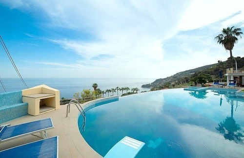 Ospedaletti Villa | Villa Cosmea: A charming and bright three-story villa which faces the sun and the sea, with Free WI-FI.