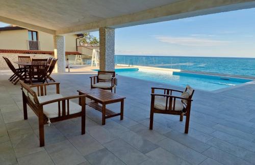 Costa Saracena-Castelluccio Villa | Villa Daniela - Villa con piscina privata e discesa a mare tra Catania e Siracusa