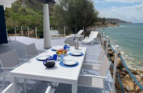 Santo Stefano di Camastra Villa | Villa Delfino Blu con accesso diretto al mare dalla scogliera e privacy impagabile.