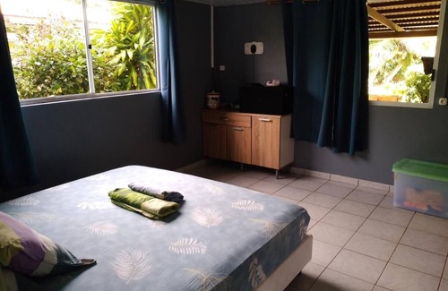 Teahupoo Bed & Breakfast | VILLA DE LA BAIE - Bed and breakfast with feet in the water