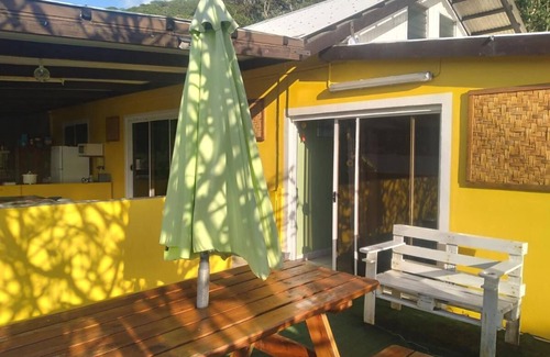 Teahupoo Bed & Breakfast | VILLA DE LA BAIE - Bed and breakfast with feet in the water