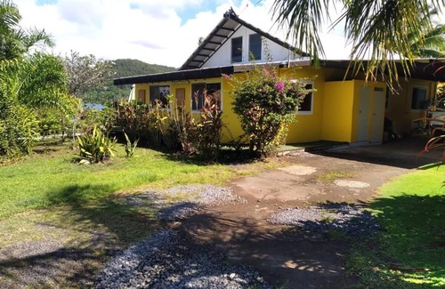 Teahupoo Bed & Breakfast | VILLA DE LA BAIE - Bed and breakfast with feet in the water