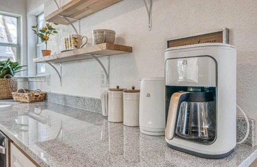 Bear Ridge House | Villa de Montana: Breathtaking Sunset Views in Franklin Mountains
