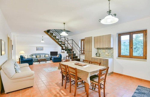 Castellabate House | Villa delle Pigne A: A characteristic and welcoming apartment surrounded by the greenery, with Free WI-FI.