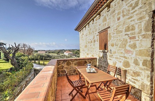 Castellabate House | Villa delle Pigne A: A characteristic and welcoming apartment surrounded by the greenery, with Free WI-FI.