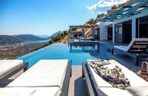 Nidri Villa | Villa "Desun Suites Grey" with Sea View, Pool & Wi-Fi