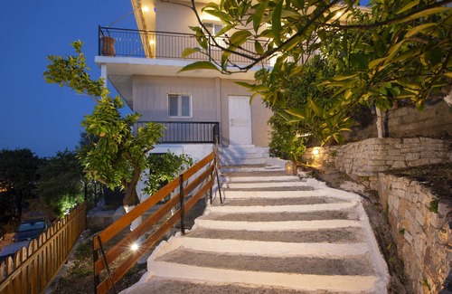 Frinion House | Villa Dimitris - The House Experience