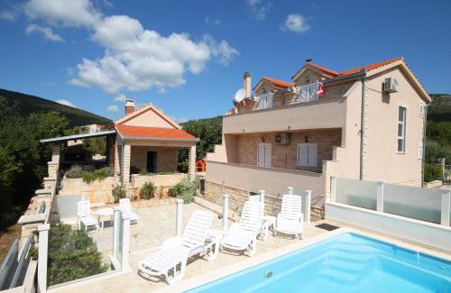 Muc Villa | VILLA DINJA