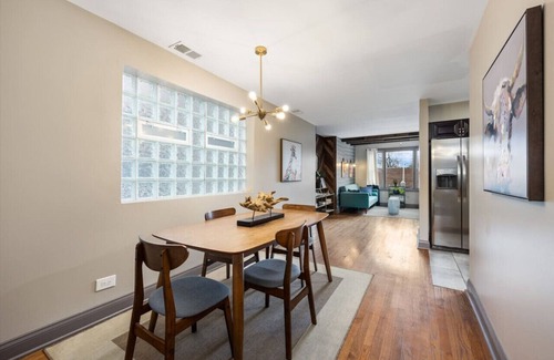 Bronzeville Apartment | Villa Dubois 3 Bedroom Suite -2