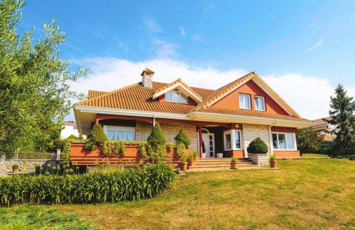 Revilla House | Villa entre Santander y Cabárceno con piscina