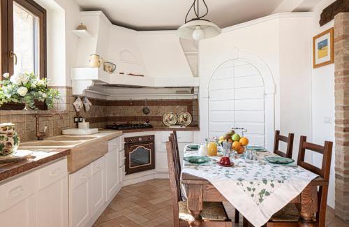 Castelraimondo House | Villa Ermelinda - Matrimoni, piscina e jacuzzi
