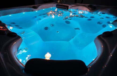 Castelraimondo House | Villa Ermelinda - Matrimoni, piscina e jacuzzi