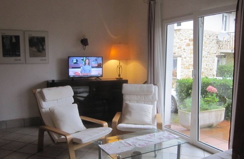 Meruelo Ski Chalet | Villa with large garden and panoramic views on a farm
