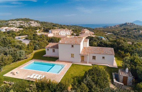 Arzachena Villa | Villa 'Estra' with Sea View, Wi-Fi and Air Conditioning