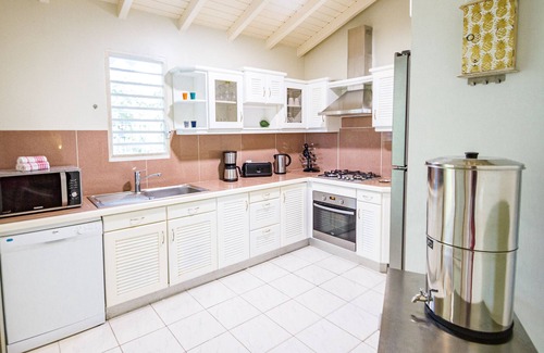 Sainte-Rose Villa | Villa Familiale Avec Piscine Privée à 5 Minutes de la Plage!