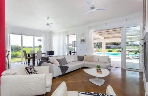 Nurachi Villa | [Villa Fenice] Swimming Pool, big garden & Gym