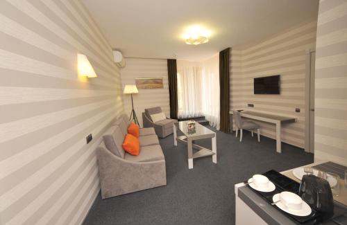 Dzerzhyns'kyi District Hotel | Villa Four Rooms