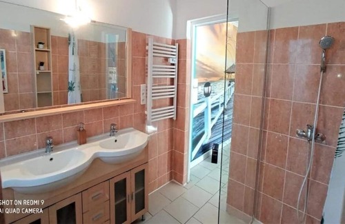 Saint-Julien-les-Rosiers Villa | Villa