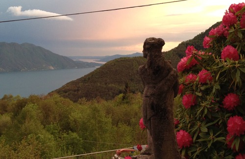 Trarego House | Villa from 1900: spectacular lake view, sunny terrace, water bed and jacuzzi