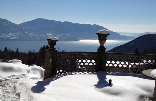 Trarego House | Villa from 1900: spectacular lake view, sunny terrace, water bed and jacuzzi