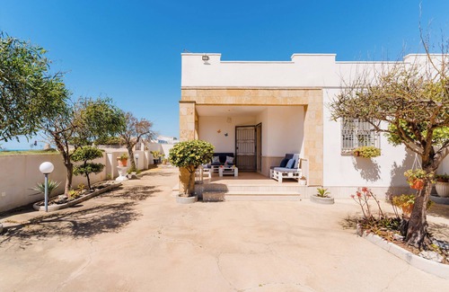 Punta Prosciutto Villa | Villa 'Fronte Mare Raffaele' with sea view, private terrace and air conditioning