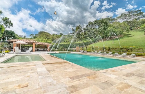 Bella Luz Villa | Villa Gama Vip En Sopetran, Vistas increíbles Con Jacuzzi y Piscina