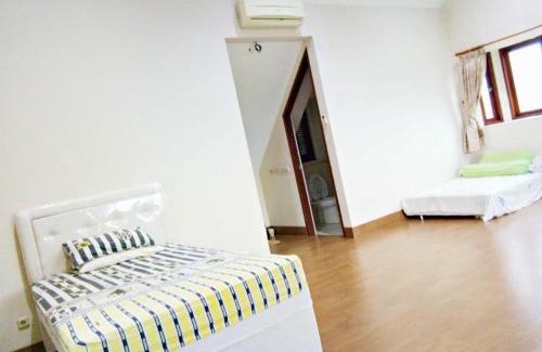 Sukaraja House | Villa Gathering Yuni Syahla