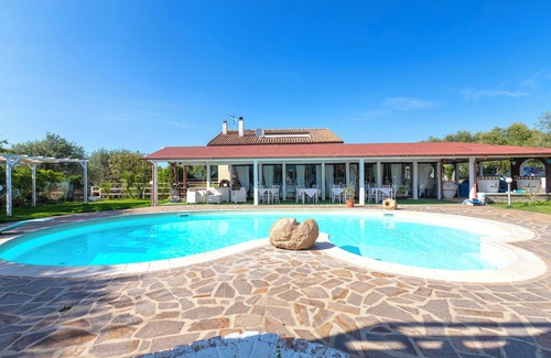 Sorso Villa | Villa 'Geridu Luxury Con 4 Camere' with Private Pool, Wi-Fi and Air Conditioning