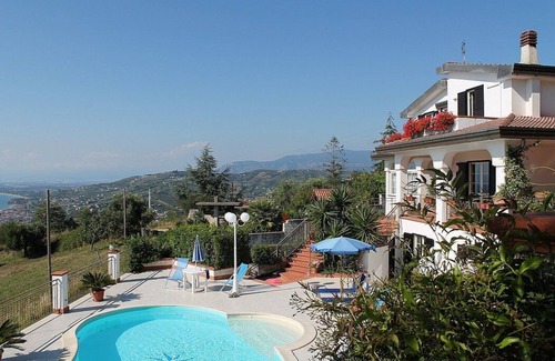 Agropoli Villa | Villa Gioconda: A charming three-story villa located on a hillside, facing the sea, with Free WI-FI.